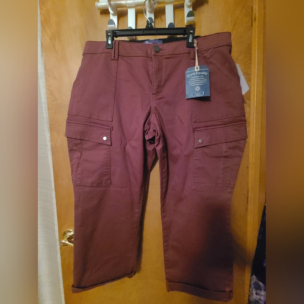 Cotton Stretchy cargo Capri pants Size 20 Burgundy